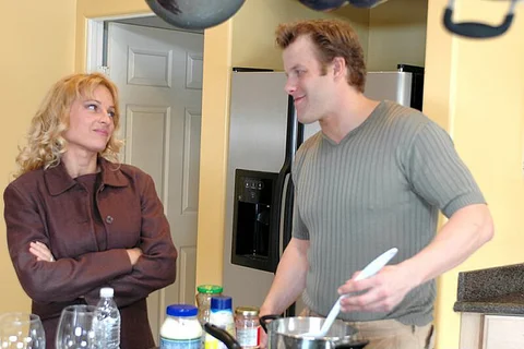 Danielle Frost fucking in the kitchen with her hairy bush — photo 2