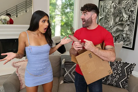 Sexy Isa Bella gets a special delivery from a married man — photo 2