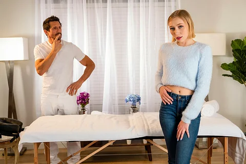 Athena May gets happy ending massage from friend's dad — photo 3