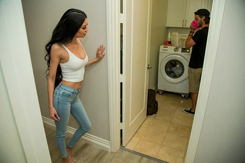 Hot Milf Jamie Michelle catches son's friend sniffing her panties, so she gives him the taste of the REAL thing — photo 2