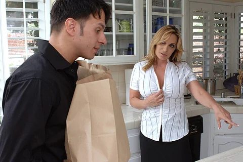 Jennifer Steele fucks her grocery delivery guy in her kitchen — photo 2