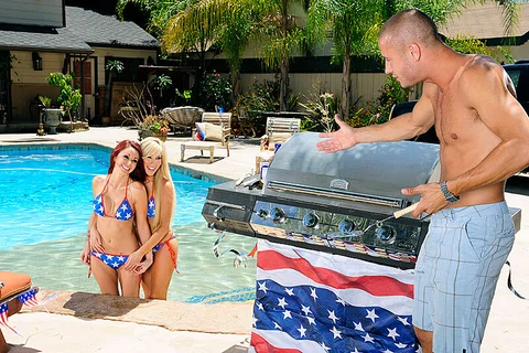 Blonde Monique Alexander fucking in the pool with her tits — photo 3